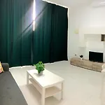 Apartment Hills - 2 Bedroom With Ocean Views And Air-condition A *